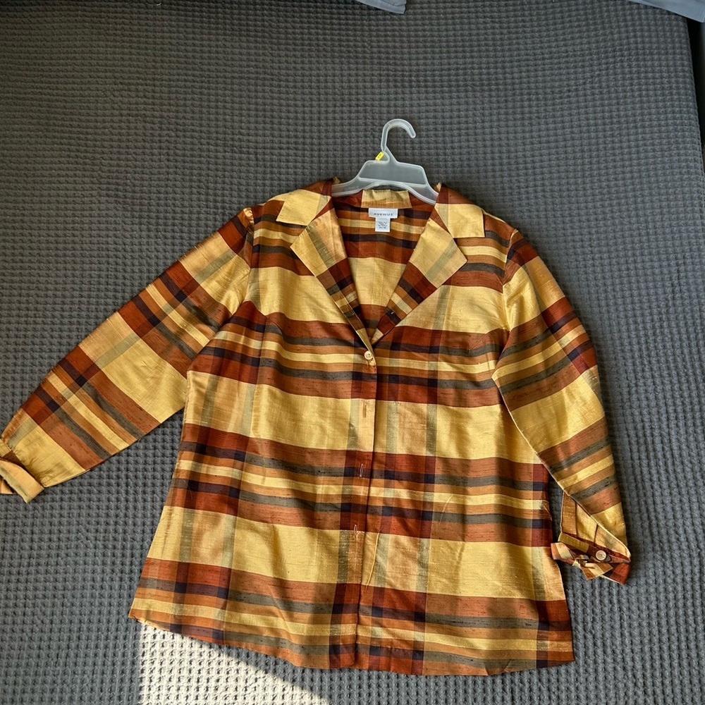 100% Silk blouse; Size: 14/16; Brand: Avenue; Brown/gold pattern